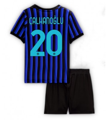 Inter Milan Hakan Calhanoglu #20 Replik Heimtrikot Kinder 2025-26 Kurzarm (+ Kurze Hosen) Inter Milan Hakan Calhanoglu #20 Replik Heimtrikot Kinder 2025-26 Kurzarm (+ Kurze Hosen)